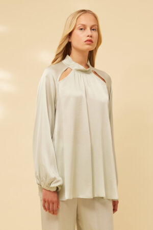 Blusa Satén Cuello Alto –