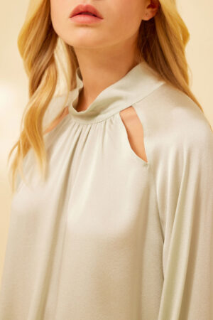 Blusa Satén Cuello Alto –